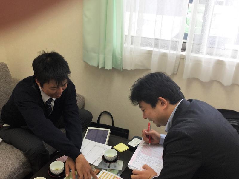 商工会の窓口で事業者の相談に対応する中小企業診断士 梅林行一